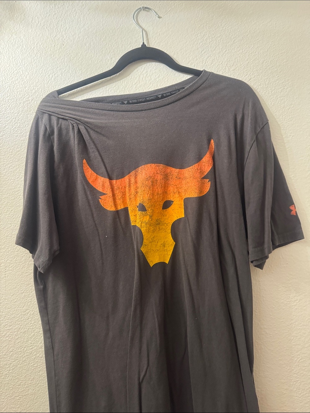 Under Armour Men’s Black Short-Sleeve Tee with Orange-to-Yellow Bull Logo